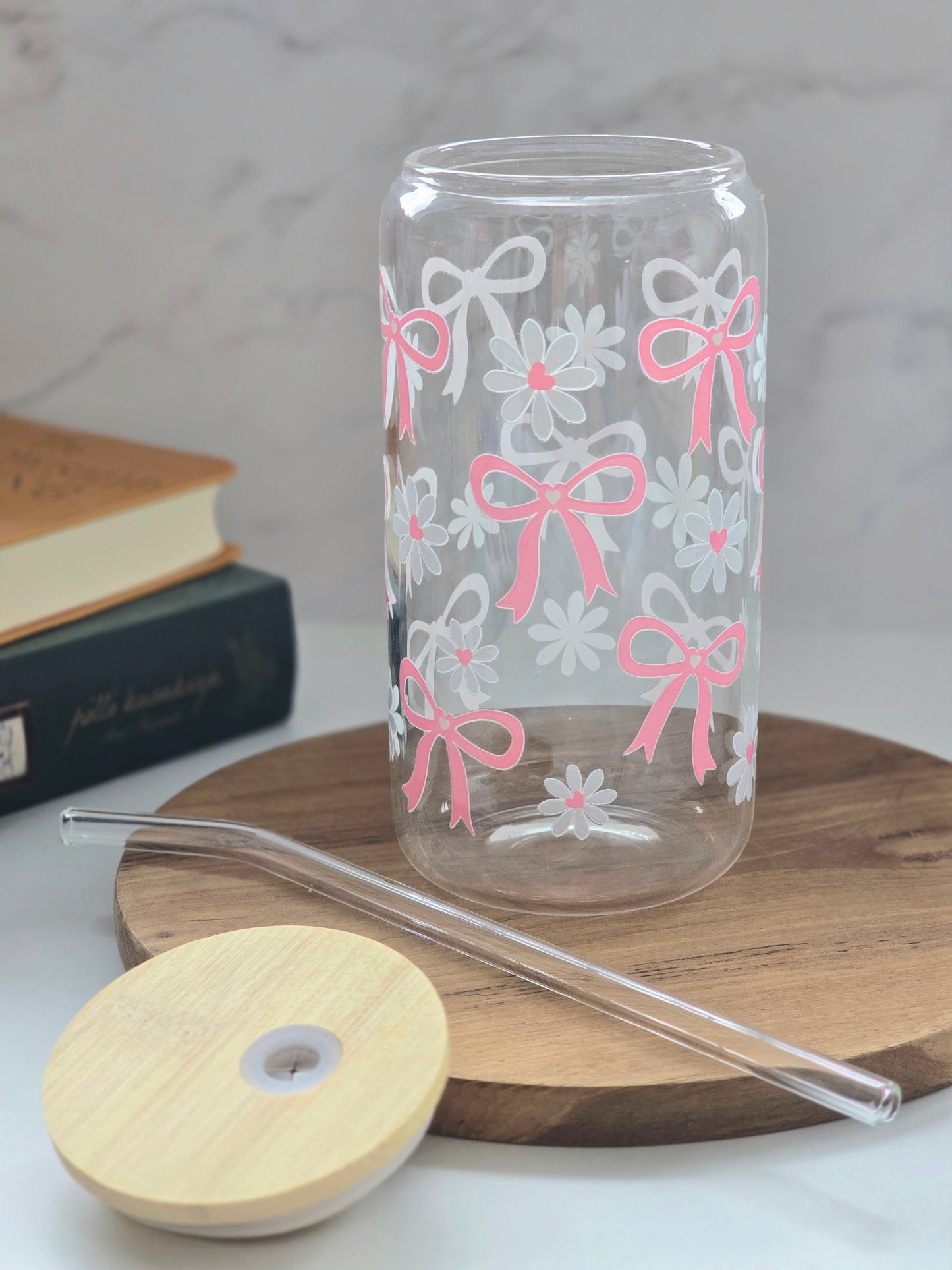 Rosa Schleifen- und Gänseblümchen-Tasse